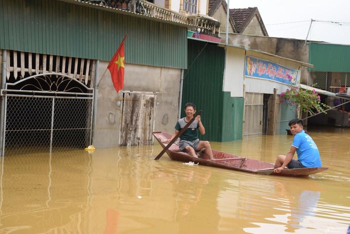 Do địa phương chủ động công tác tuyên truyền vận động, nên công tác phòng tránh thiệt hại do mưa lũ trên địa bàn xã Thanh Xuân đến thời điểm sáng 30/9 đều an toàn về người, chỉ có thiệt hại một số vật nuôi của người dân. Ảnh: Xuân Hoàng