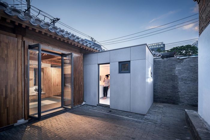Chủ nhân của ngôi nhà còn thiết kế thêm một góc nhỏ không gian ngay trong khoảng sân để tách biệt khu vực bếp với các khu vực chức năng khác.