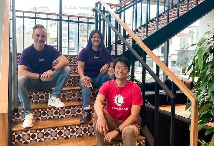 Ông Charles Lee, Giám đốc điều hành & đồng sáng lập CoderSchool (áo đỏ)