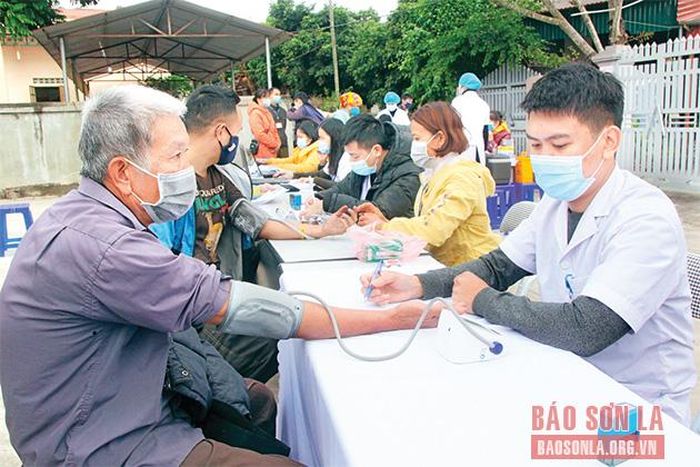 Cán bộ Trạm Y tế thị trấn Hát Lót, huyện Mai Sơn khám, tư vấn sức khỏe cho người cao tuổi trên địa bàn.