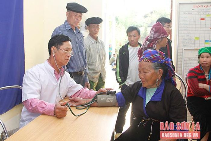 Cán bộ Trạm Y tế xã Ngọc Chiến, huyện Mường La, khám bệnh cho NCT trong xã.