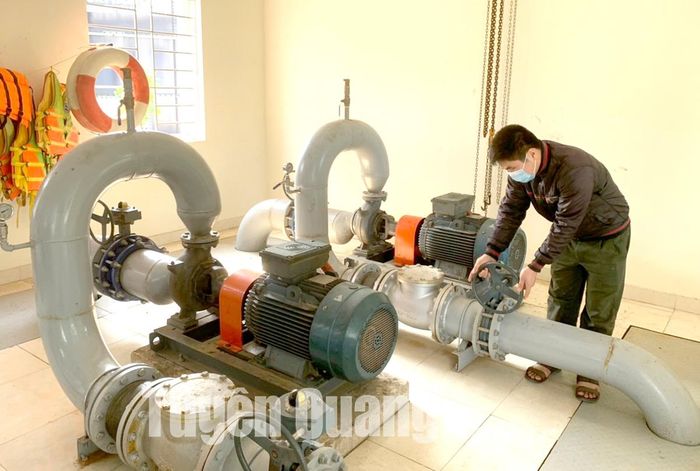 Công nhân Công ty Cấp thoát nước Tuyên Quang kiểm tra hệ thống máy bơm.