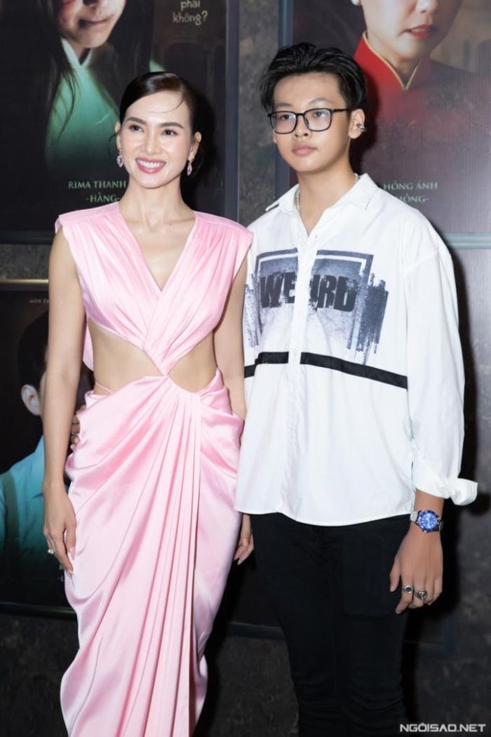 Con trai đến xem phim, cổ vũ Anh Thư. Ảnh: Maison de Bil