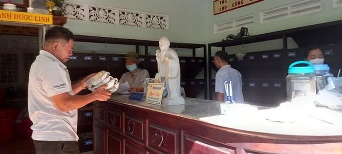 Nhiều bệnh nhân nghèo tìm đến Phòng thuốc nam Phước Thiện nhận thuốc.