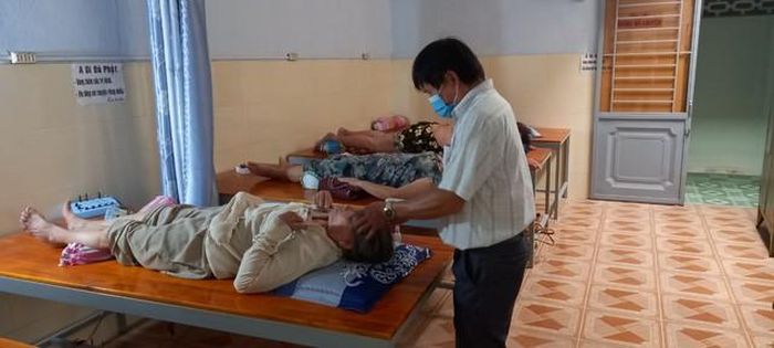Suốt 23 năm qua, y sĩ Huấn châm cứu, xoa bóp miễn phí cho bệnh nhân nghèo.