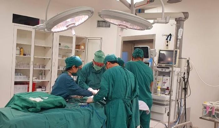 Giữa cơn bão Noru, các y bác sĩ BV Phụ Sản Nhi Quảng Nam vẫn phẫu thuật cứu sống mẹ con sản phụ. Ảnh BVCC