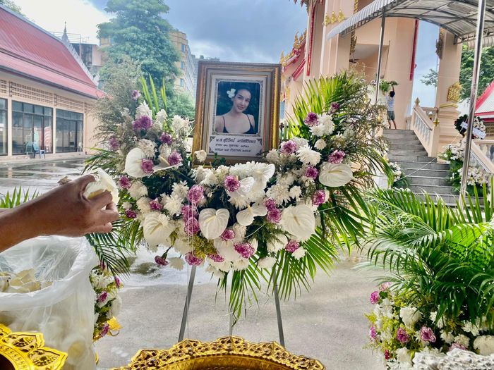 Hình ảnh hiện trường vụ tai nạn và tang lễ của Sureerat Manasiriamon. Ảnh: Tnews.