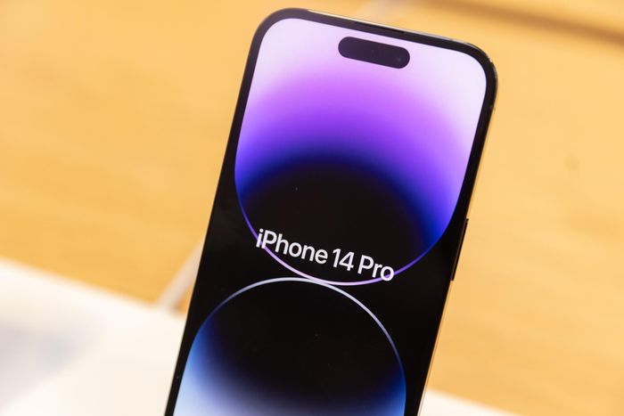  Màn hình Always-On được kỳ vọng là một điểm sáng trên iPhone 14 Pro. Ảnh: Bloomberg. 