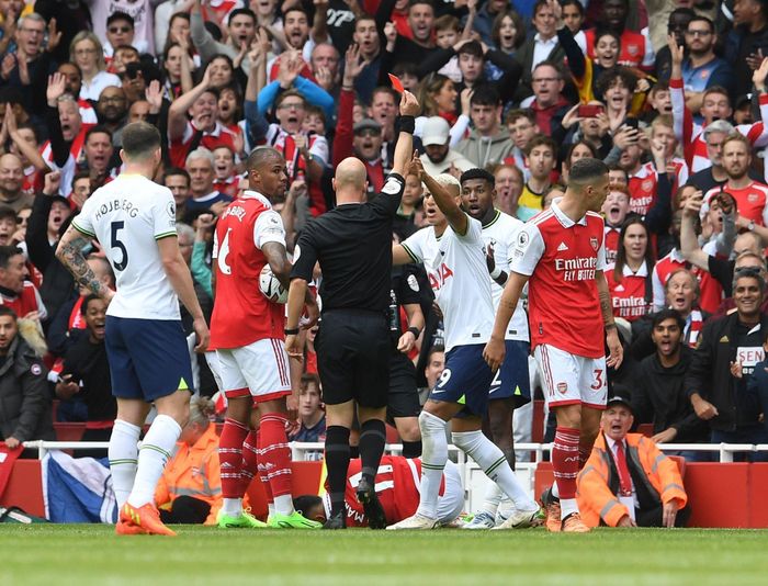  Tấm thẻ đỏ cho Emerson Royal là bước ngoặt của trận đấu. Lúc này, Tottenham bị dẫn 1-2 và hừng hực khí thế tìm bàn gỡ. Khi chỉ còn 10 người, thầy trò HLV Conte đã mất hẳn thế trận vào tay Arsenal. 