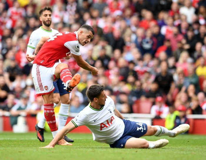  Cú sút của Granit Xhaka đặt dấu chấm hết cho hy vọng có điểm của Tottenham. "Gà trống" đã nhận trận thua đầu tiên ở Premier League 2022/23. 