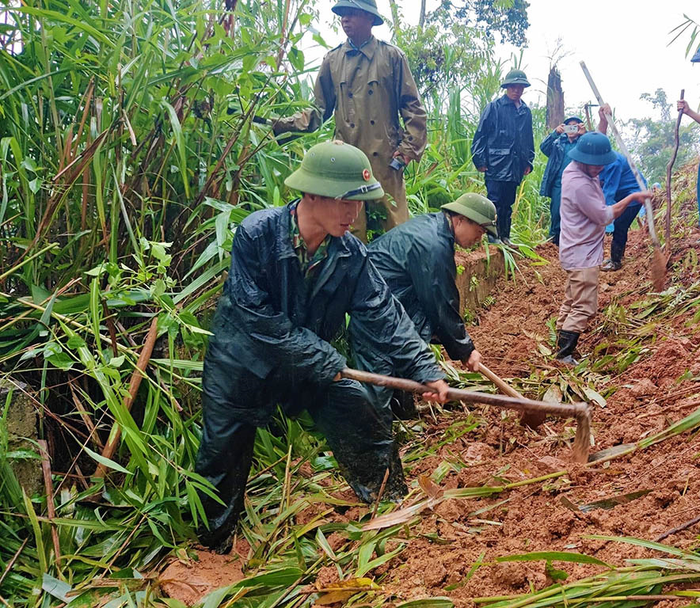 Cán bộ, chiến sĩ Đồn Biên phòng Nậm Càn (Bộ đội Biên phòng tỉnh Nghệ An) tham gia khôi phục đường giao thông bị sạt lở. 