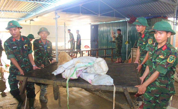Vận chuyển và kê dọn đồ đạc giúp bà con. 