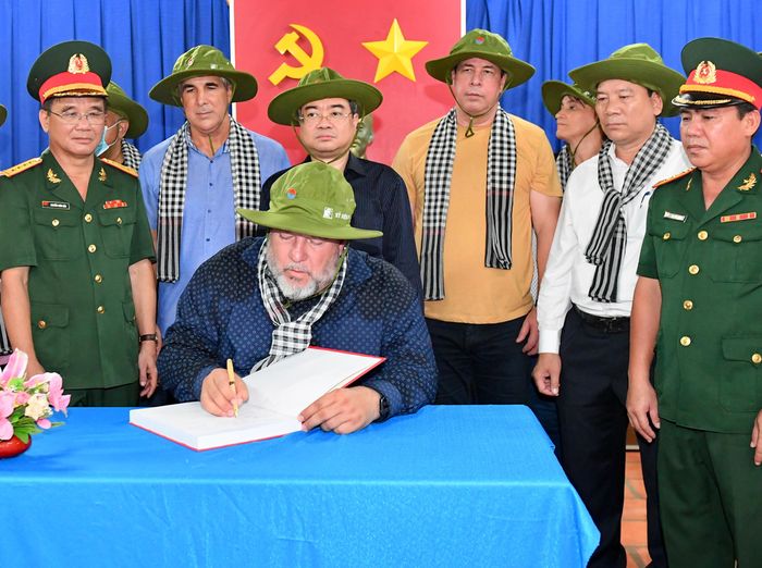 Thủ tướng Cuba Manuel Marrero Cruz viết sổ lưu niệm tại Nhà truyền thống địa đạo Củ Chi. Ảnh: VIỆT DŨNG