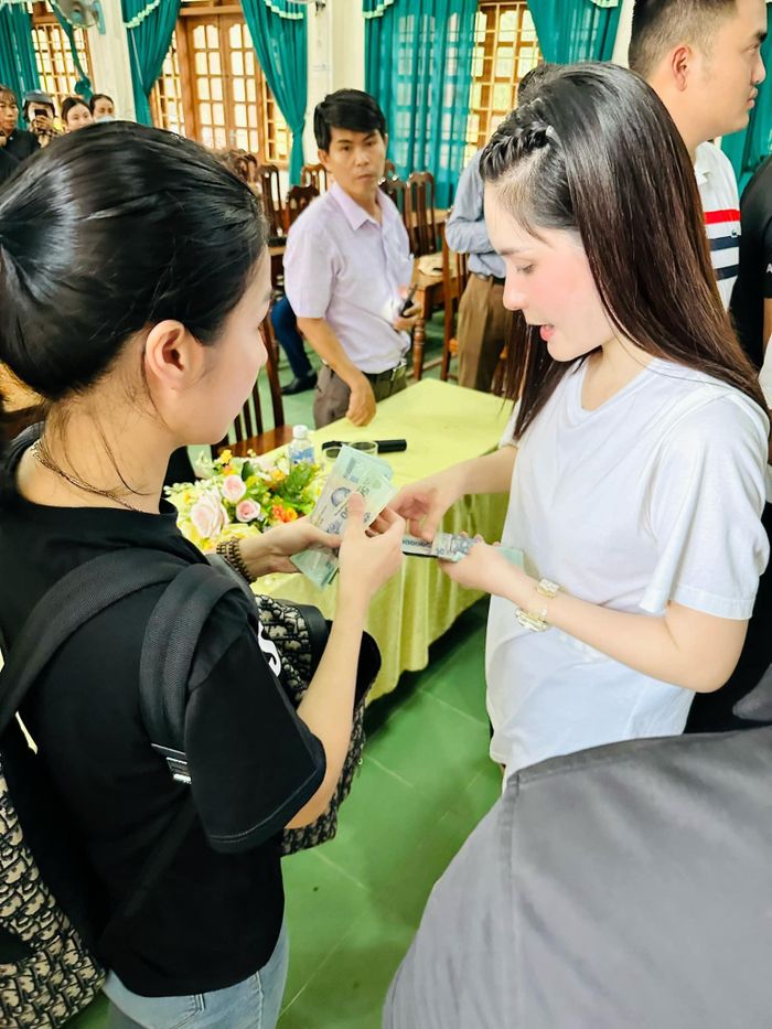 Rất nhiều người cảm động trước nghĩa cử cao đẹp của hot mom 3 con đất Sài thành, gửi lời chúc sức khỏe, an lành đến gia đình cô.