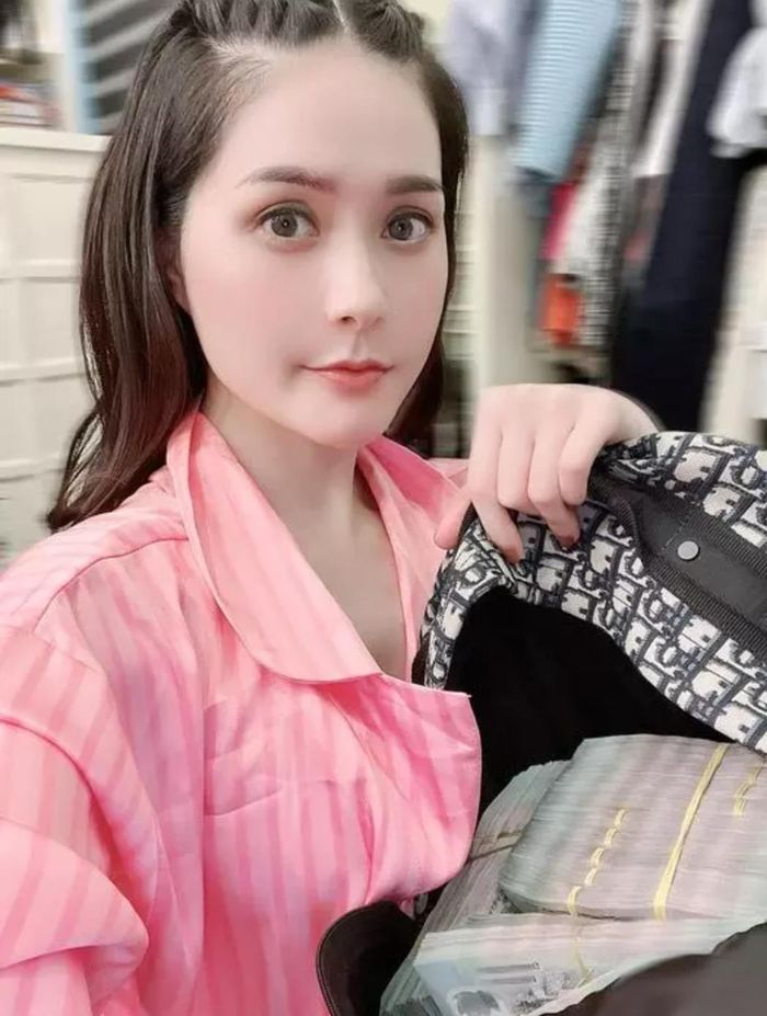 Trên trang cá nhân, Đoàn Di băng và anh xã đại gia - doanh nhân Nguyễn Quốc Vũ liên tục cập nhật hình ảnh về chuyến đi. Đi kèm cô chia sẻ thêm loạt ảnh đang ngồi đếm tiền để tặng cho người dân nơi đây.