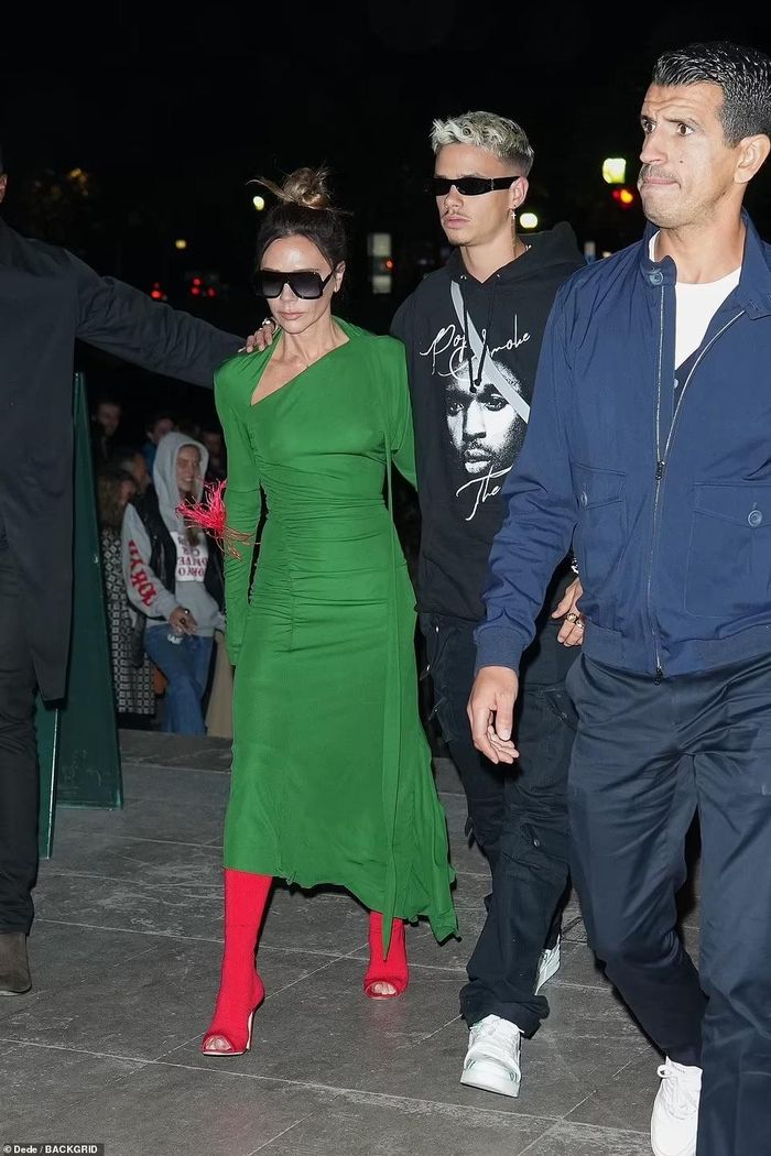 Romeo có chiều cao nổi bật nhất gia đình Beckham. Sau khi chia tay bạn gái Mia Regan vài tháng trước, cầu thủ bóng đá vẫn lẻ bóng.