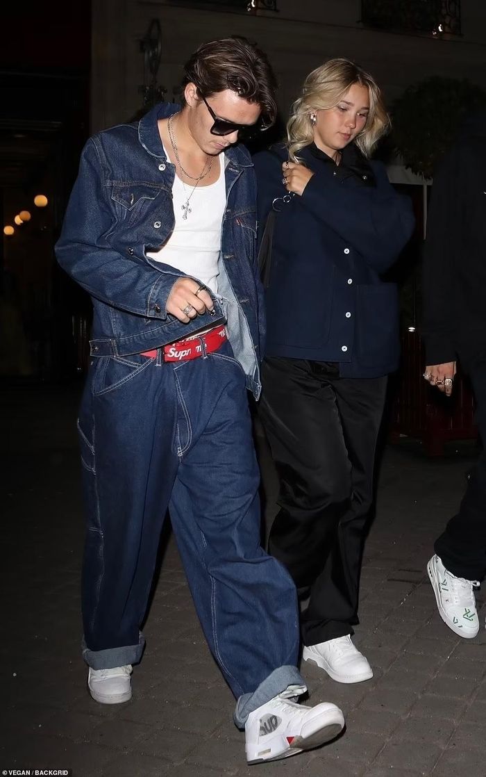 Cruz Beckham bụi bặm với set đồ jean. Tana Holding trông đứng tuổi trong bộ đồ "nuốt" dáng.