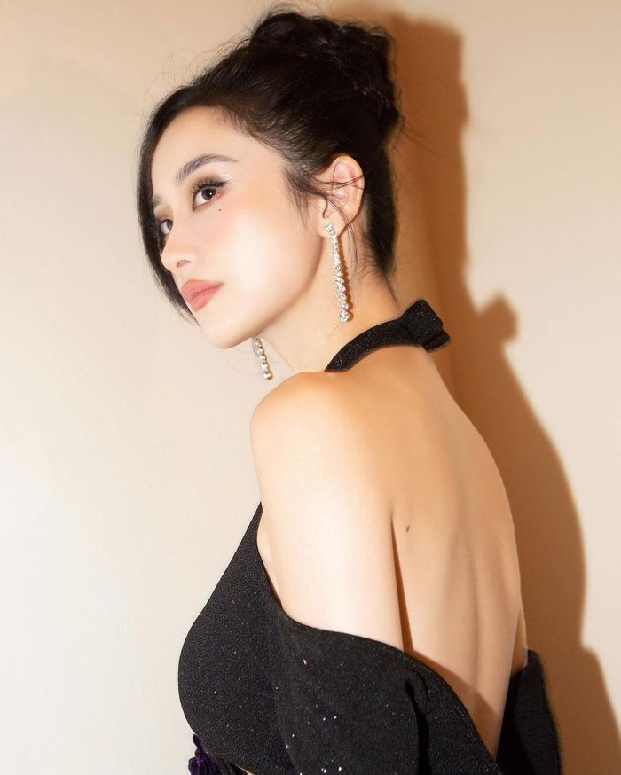 Jun Vũ khoe lưng trần sexy hút mắt người nhìn.