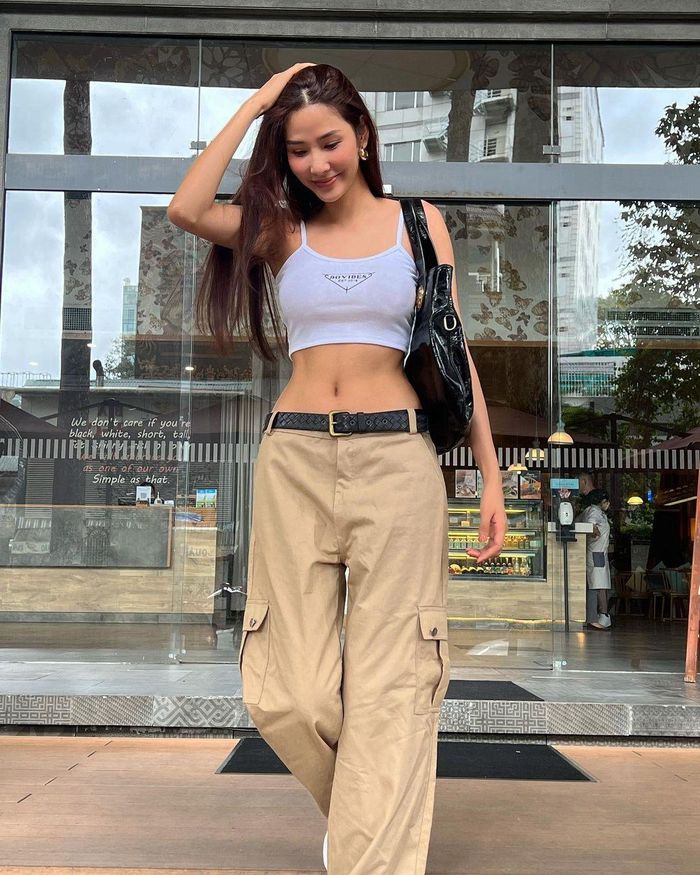 Hoàng Thùy khoe vòng eo con kiến cùng cơ bụng săn chắc.