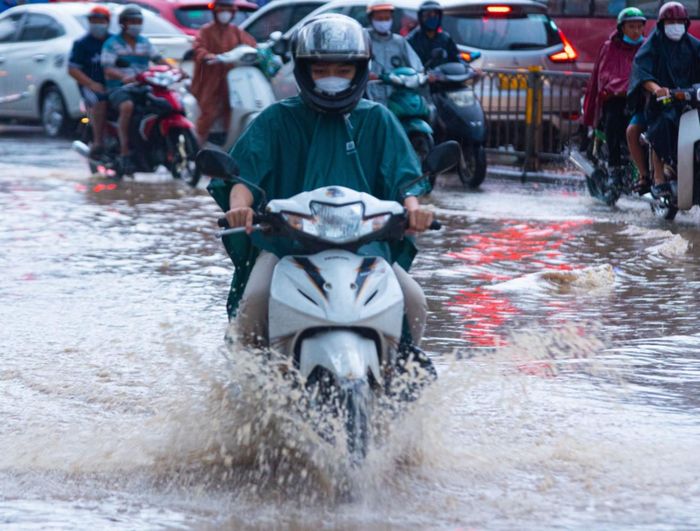 Xe máy rẽ sóng về nhà ngày cuối tuần