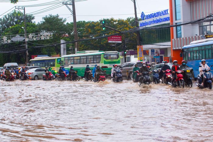 Mưa tạnh nhưng đường Võ Văn Ngân vẫn ngập lênh láng, nước đỏ ngầu