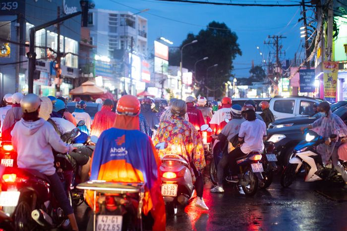 Đến 18h30, đường Võ Văn Ngân nước rút nhưng tình trạng rối loạn giao thông vẫn còn nghiêm trọng