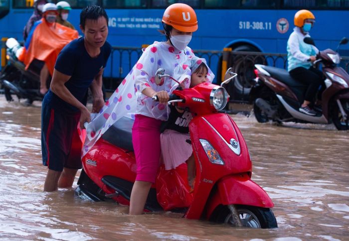 Đón con đi học về, người phụ nữ bị chết máy trên con đường ngập nước may mắn gặp được thanh niên tốt bụng