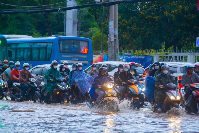 Giao thông đi lại gặp khó khăn trên đường Võ Văn Ngân