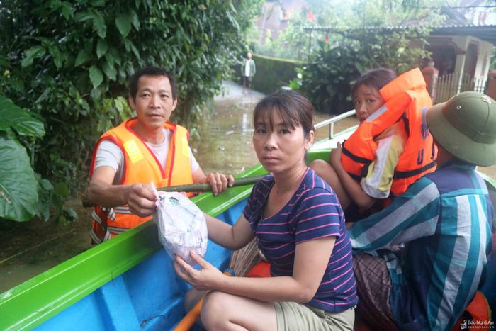  Tại những vùng bị nước lũ chia cắt, ngập sâu, giao thông đi lại khó khăn, chỉ những người dân có việc cần kíp mới ra khỏi làng. Không chỉ thiếu nước sạch, mà thuốc chữa bệnh, đèn tích điện... vẫn là nhu cầu cấp thiết của người dân địa phương. Ảnh: Huy Thư 
