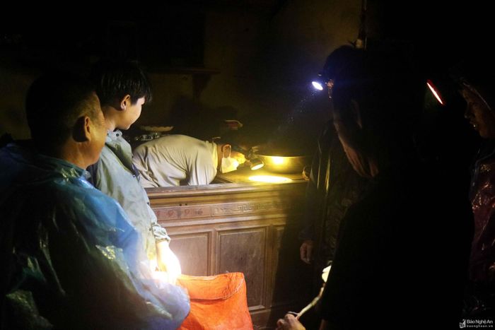  Nước lũ lên nhanh, những gia đình neo người, ốm yếu, khó khăn trong việc di chuyển thóc lúa, đồ đạc, gia súc, gia cầm... Để hỗ trợ nhau, những người dân trong xóm, các đội cứu hộ và lực lượng chức năng đã vào cuộc kịp thời di dời tài sản, con người đến nơi an toàn. Ảnh: Huy Thư 
