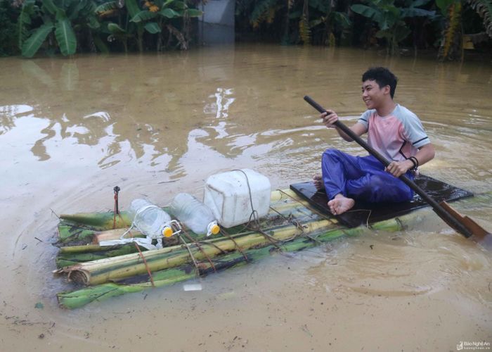  Sống trong vùng lũ, không điện, không nước sạch, thực phẩm thiếu. Hiện nước sạch để sinh hoạt, nhất là để ăn uống trở thành vấn đề cấp thiết của người dân. Anh Nguyễn Văn Cảnh - xóm trưởng xóm Phú Lập, xã Thanh Xuân cho hay: Xóm có 197 hộ, cả hộ bị nước lũ ngập nhà lẫn hộ không bị ngập, phần lớn đều thiếu nước sạch để sinh hoạt. Nhiều hộ phải chèo bè đi xin từng can nước để dùng. Ảnh: Huy Thư 