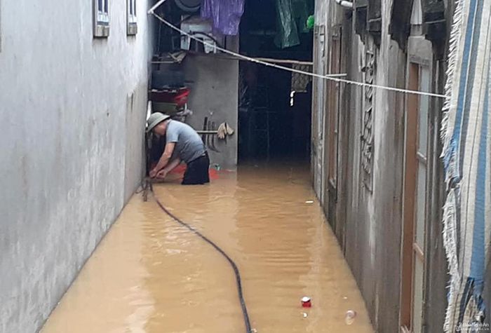  Trong vùng ngập lũ, cuộc sống của người dân địa phương bị đảo lộn, các hộ gia đình phải nỗ lực, chủ động để đối phó với tình trạng khó khăn của người dân vùng lũ. Cuộc sống người dân vùng lũ đang trong tình trạng không điện, không nước sạch và nguy cơ đuối nước cao... Ảnh: Huy Thư 