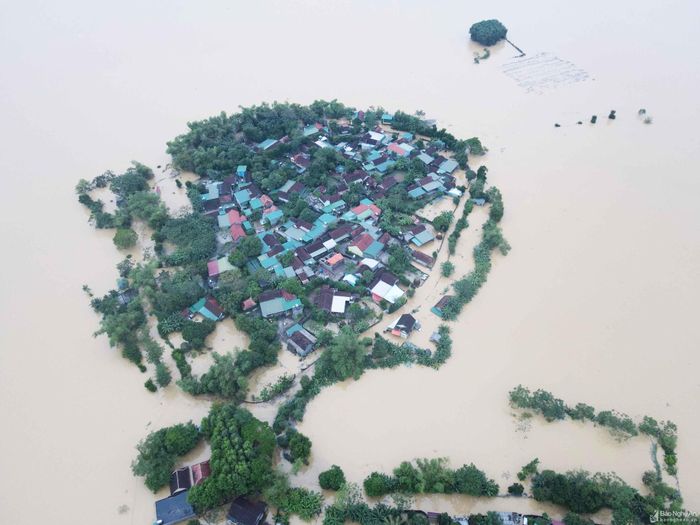  Thanh Xuân là xã bị ngập nặng và bị chia cắt nhiều nhất ở vùng Bích Hào. Người dân các xóm quần cư trên những đồi thấp gần như bị cô lập hoàn toàn. Những hộ dân sống dưới chân đồi thường bị ngập sâu từ 0,5 - 1,5m. Riêng xóm Phú Lập có hơn 40 hộ bị ngập nhà. Ảnh: Huy Thư 