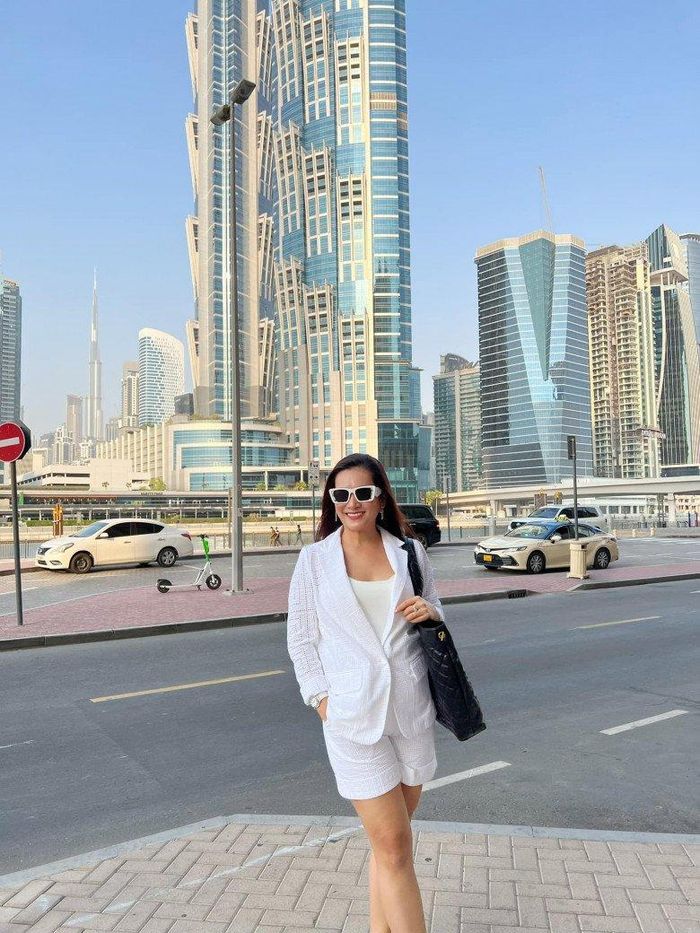 Doanh nhân khi đi chơi cũng không ngại làm mới, phá cách với các combo thời trang như quần shorts, blazer, giày thể thao năng động.