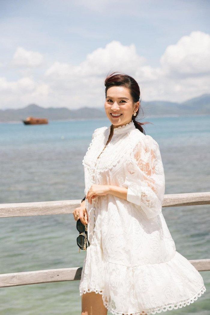 Ngoài ra, Anh Thơ còn tự mình trừ đi vài tuổi khi khéo léo lựa chọn các gam màu sắc nữ tính, dịu dàng. Sắc trắng là màu yêu thích của U50.