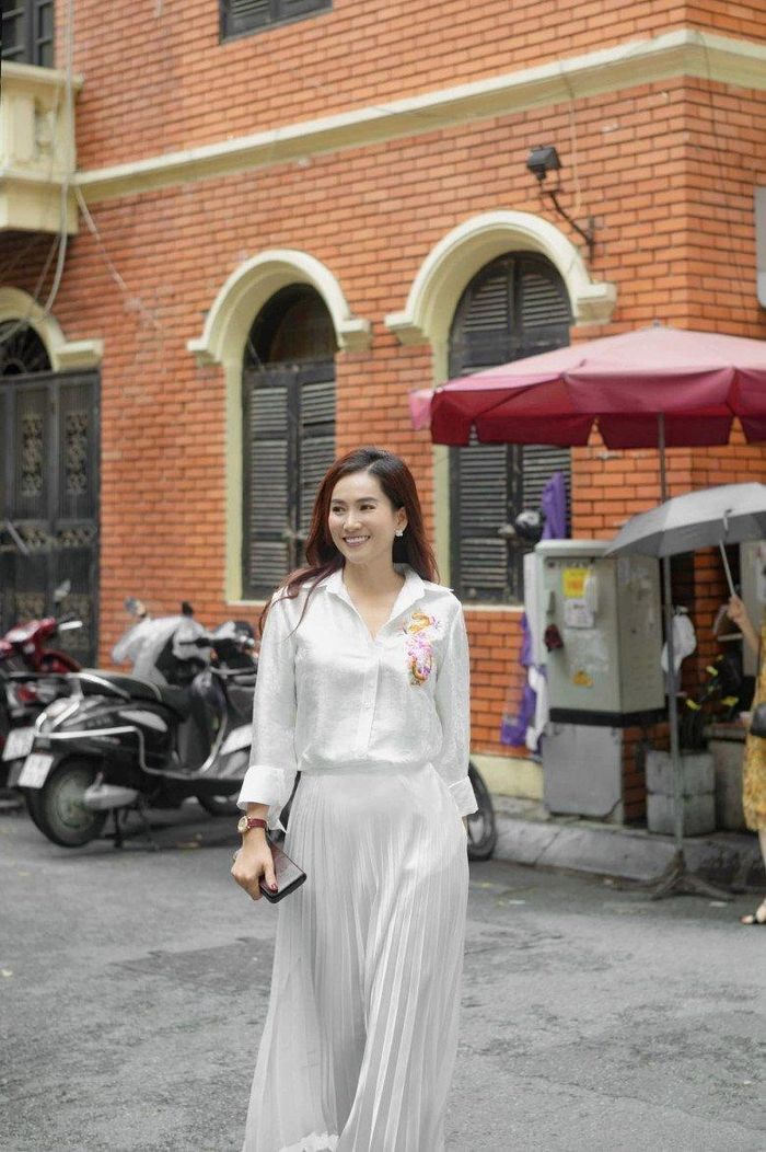 Chân váy midi xếp ly nhỏ là món đồ xuất hiện nhiều nhất trên trang cá nhân của cô