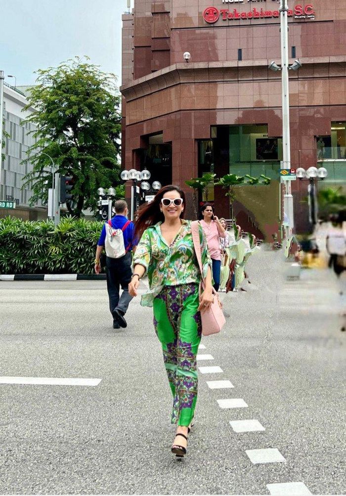 Tung tăng tại trời Tây, doanh nhân lựa chọn cho mình set đồ ngủ màu xanh cùng họa tiết cầu kì. Với chất liệu lụa mềm mỏng, quý cô cá tính mix cùng sandals cao gót cùng chiếc túi xách Lady Dior màu hồng pastel xinh xắn.