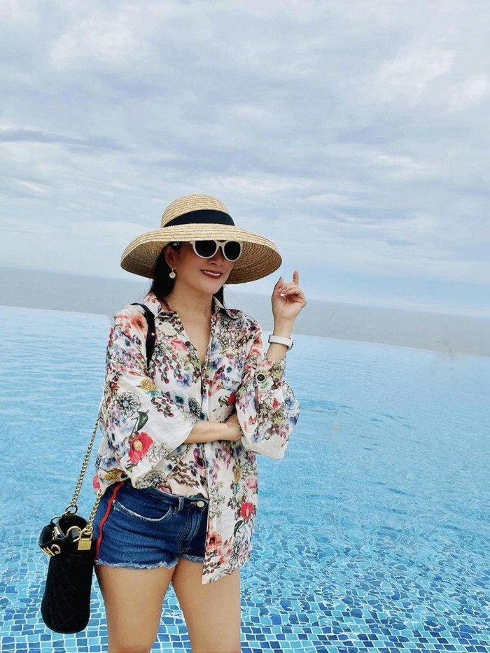 Cũng là sơ vin bên mất bên còn nhưng outfit này của U50 lại nhuận mắt và trẻ trung hơn. Cô mix chiếc áo họa tiết hoa lá cùng với quần shorts cực "xì tin". Người đẹp còn xách theo chiếc túi xách form dáng độc đáo của Chanel.