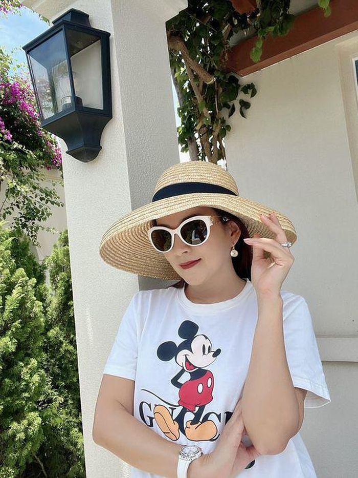 Gout thẩm mỹ của Anh Thơ không hướng đến style cắt xẻ hay hở hang mà rất gần gũi, đôi khi "xì tin", nhí nhảnh. Chiếc áo in hình chuột mickey này là 1 ví dụ.