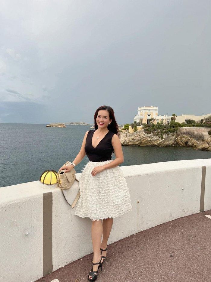 Đã trải qua 2 lần sinh nở và sở hữu chiều cao khiêm tốn, Anh Thơ vẫn xinh đẹp và trẻ trung khi diện các mẫu đầm liền chiết eo cao.