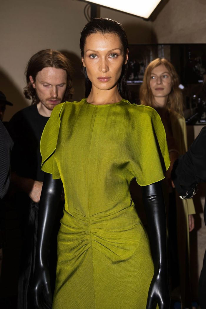 Trong Tuần lễ thời trang Paris năm nay, Bella Hadid đắt show. Cô trình diễn cho nhiều thương hiệu như Isabel Marant, Victoria Beckham... Ảnh: Vogue.