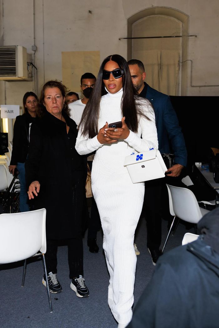 Kylie Jenner, Naomi Campbell gây chú ý khi xuất hiện trong hậu trường. Họ đến để cổ vũ cho các nhà thiết kế thân thiết. Ảnh: Vogue.