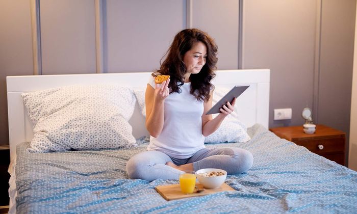  Hạn chế sử dụng thiết bị điện tử trước khi đi ngủ có thể giúp kéo dài giấc ngủ. Ảnh: Indocare. 