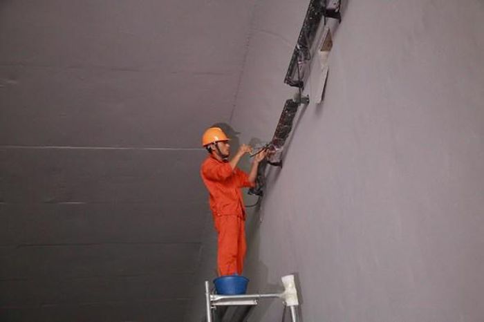  Hệ thống đèn chiếu sáng bên trong hầm đang được hoàn thiện.