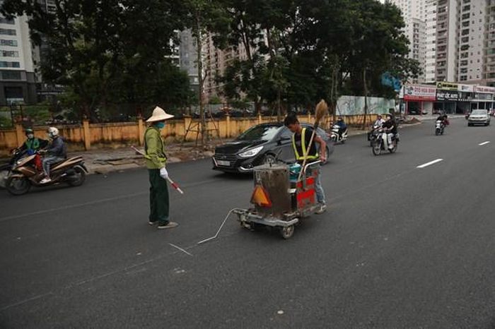  Mặt đường Lê Văn Lương đang được hoàn trả.