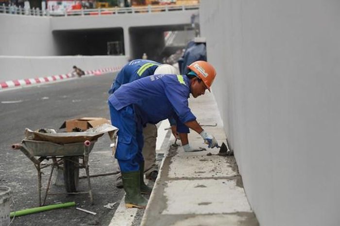 Công nhân được chia thành từng nhóm, hoàn thiện các hạng mục nhỏ.