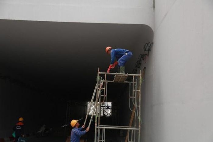 Công nhân thi công cuốn chiếu những hạng mục nhỏ.