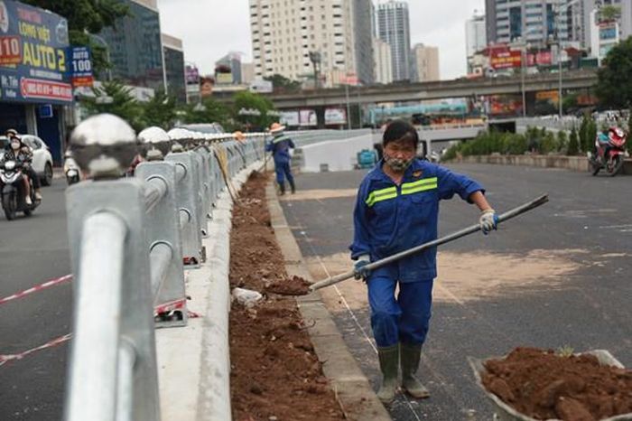  Công tác dọn dẹp đang được diễn ra khẩn trương.