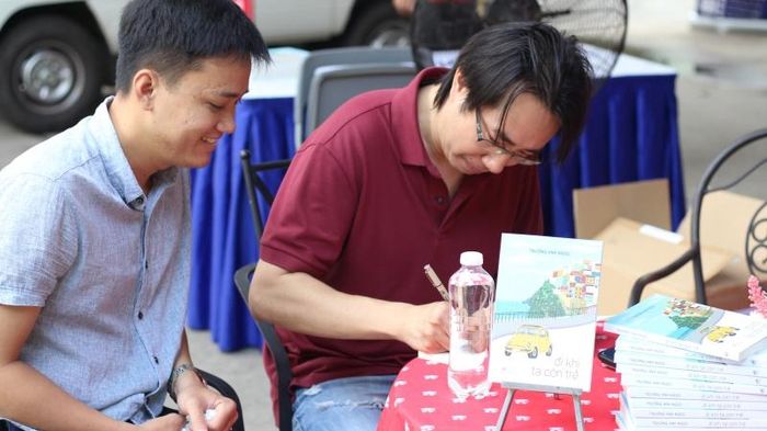 … Và trong buổi ra mắt sách “Đi khi ta còn trẻ”
