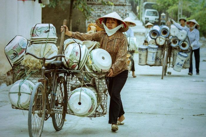 Xe thồ chở gốm bán lẻ